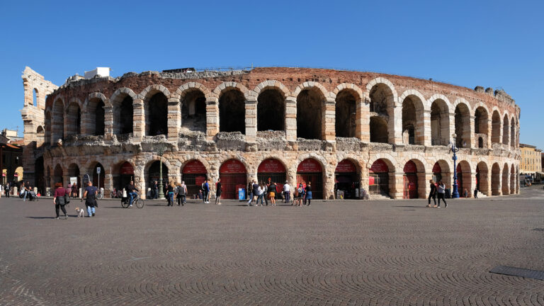 ¿Cuántas personas contiene la Arena de Verona?