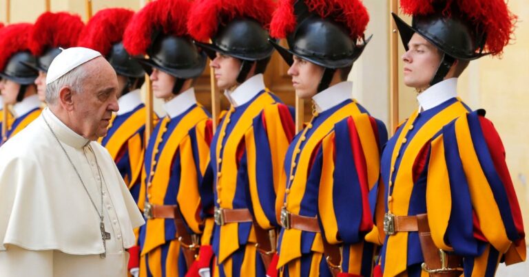 ¿Por qué el Vaticano tiene guardias suizos?