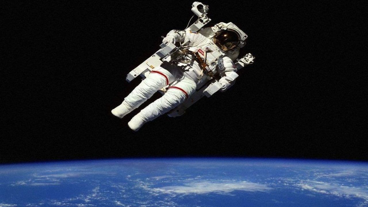 ¿Por qué los astronautas flotan en el espacio?
